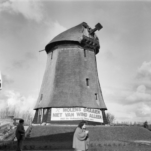 Molen K van de Schermerpolder tijdens het uitnemen van de kapotte as